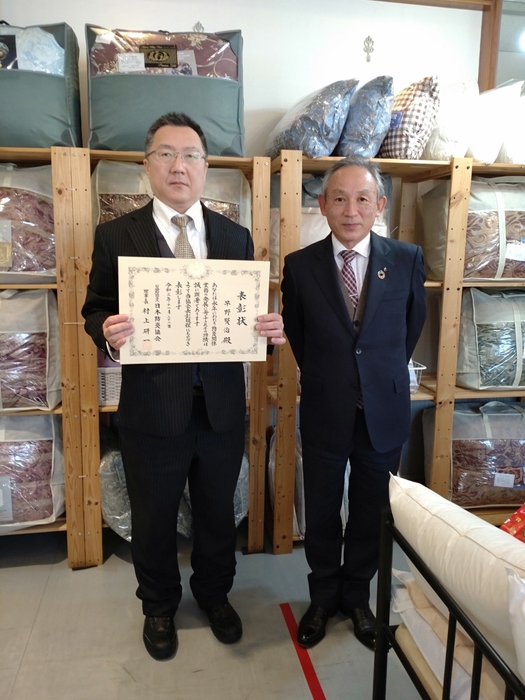 日本クリーナーズ防炎協会 理事長 大内さま(写真右)とともに