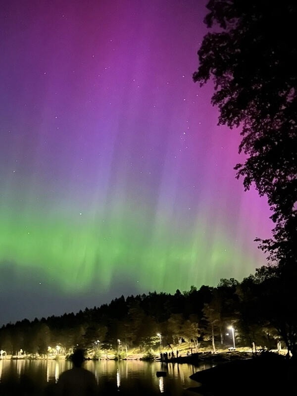 晴れた日によく見えたオーロラ。肉眼で分からなくても、写真に撮るとくっきりと見えることがあります