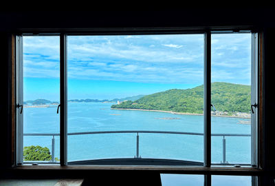 客室の窓から鳥羽湾を望む写真