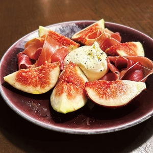 季節のフルーツとチーズやヨーグルトの組み合わせが好きというarikoさんの夏の終わりの一品「いちじくとブッラータ」