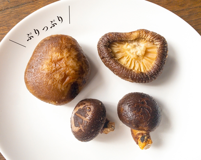 当社の「山の幸 どんこ」(下の小さい2粒)と大きさを比較