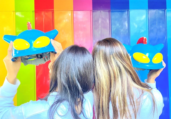 ▲アクション仮面の専用ヘルメットで“よーい、アクション!”