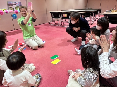 外国人の先生と一緒に、英語で遊ぼう！舞台は【夏祭り】✨ 屋台を回って、楽しく、かっこよく英語でショッピング体験！ ※画像はイメージです