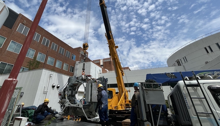 令和7年(2025年)9月に実施した放射線治療装置搬出の様子