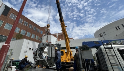 令和7年（2025年）9月に実施した放射線治療装置搬出の様子