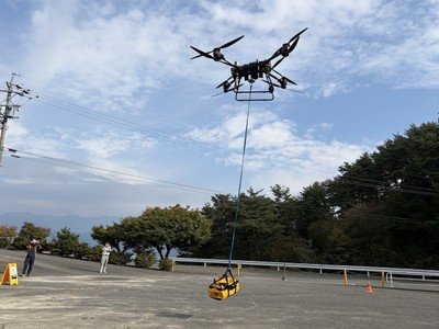 ボストンバッグを吊り下げて飛行するFlyCart 30