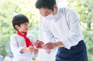 夏休みの自由研究にもおすすめ！コックコートを着て自分だけのお城ケーキづくり『キッズパティシエ体験』