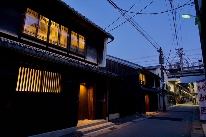 2025年にOPENした新棟。大正町屋×アート×薬草サウナをコンセプトとした、極上の宿泊体験を提供