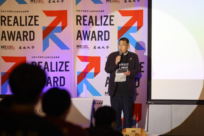 講評を述べる小原学長