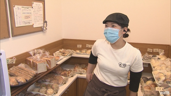 テレメンタリー2022「難病のパン屋さん~ひかり閉ざされても」市場さんが焼き上げる70種類ものパン(C)HTB