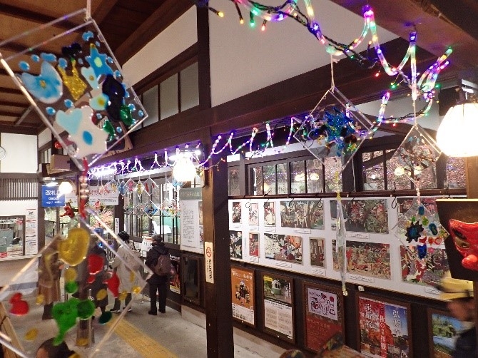 装飾およびイルミネーションの様子(鞍馬駅)