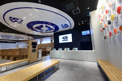 天井のオブジェが印象的な店内