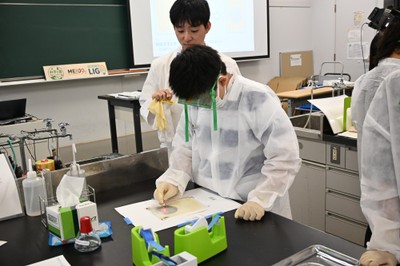 導電性プラスチックの完成度を確認