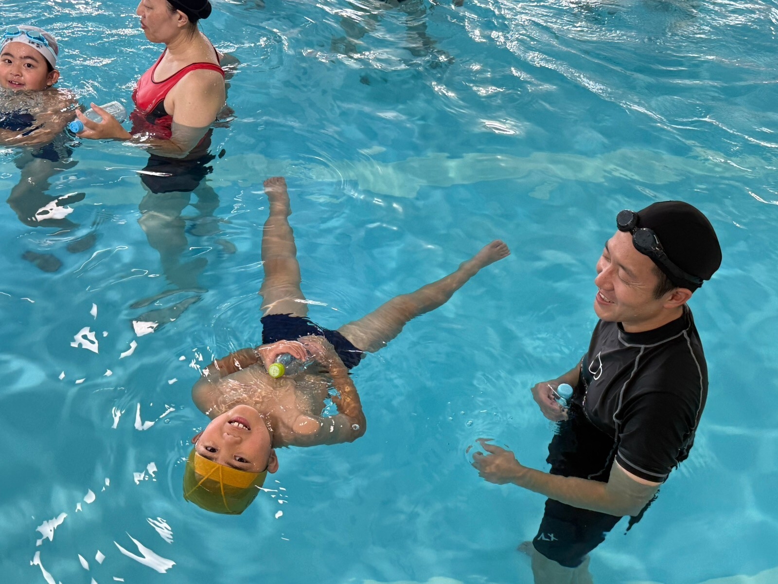 ペットボトルで浮く体験を楽しむ子どもたち