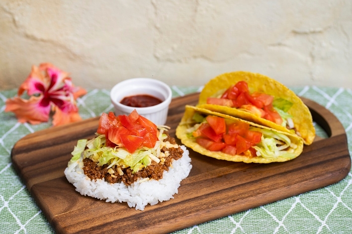 カフェンチュ 左「彩り野菜のタコライス」 右「カフェンチュタコス」