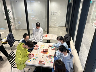 医療×教育　医療複合施設のカフェに「教室」。近隣中学校の挑戦「登校のススメ！」に賛同