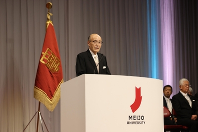 祝辞を述べる校友会の森会長