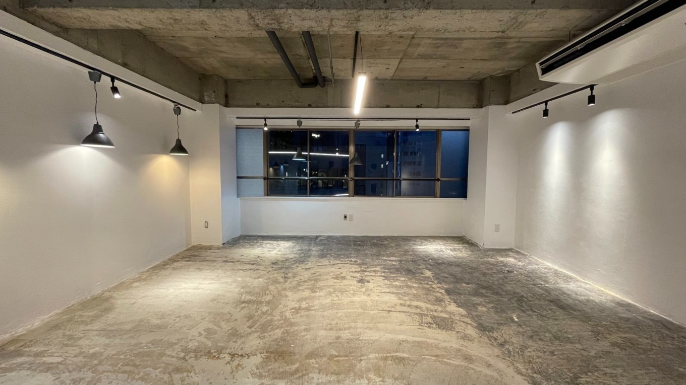 天井が抜け、床はクリア塗装したコンクリ打ちっ放し