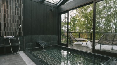 【特別棟】築160余年の古民家から生まれた「瑞雨」には、美人湯を湛える大きな温泉風呂があります
