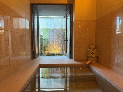 坪庭を望む半露天風呂