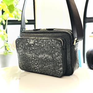 1点モノ！幻のエイ革、カイラギのショルダーバッグ　638,000円（税込）