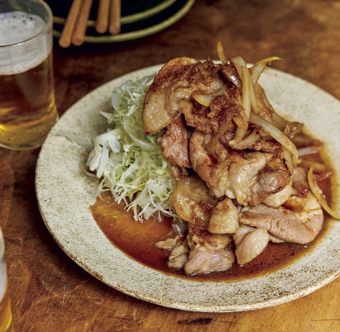 「不滅の豚のしょうが焼き」しょうがににんにくも加えたパンチのある味わい。肉にはあまりさわらず強火でさっと焼きつけるのがポイント