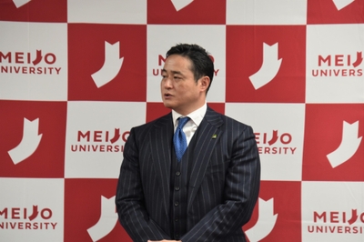 あいさつする井﨑バイスプレジデント