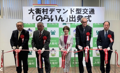 4月1日（火）に大衡村役場で行われた、出発式の様子。 （写真中央）大衡村 小川 ひろみ村長、 （写真一番左）大新東株式会社　取締役執行役員  事業本部長 加倉井 啓雄