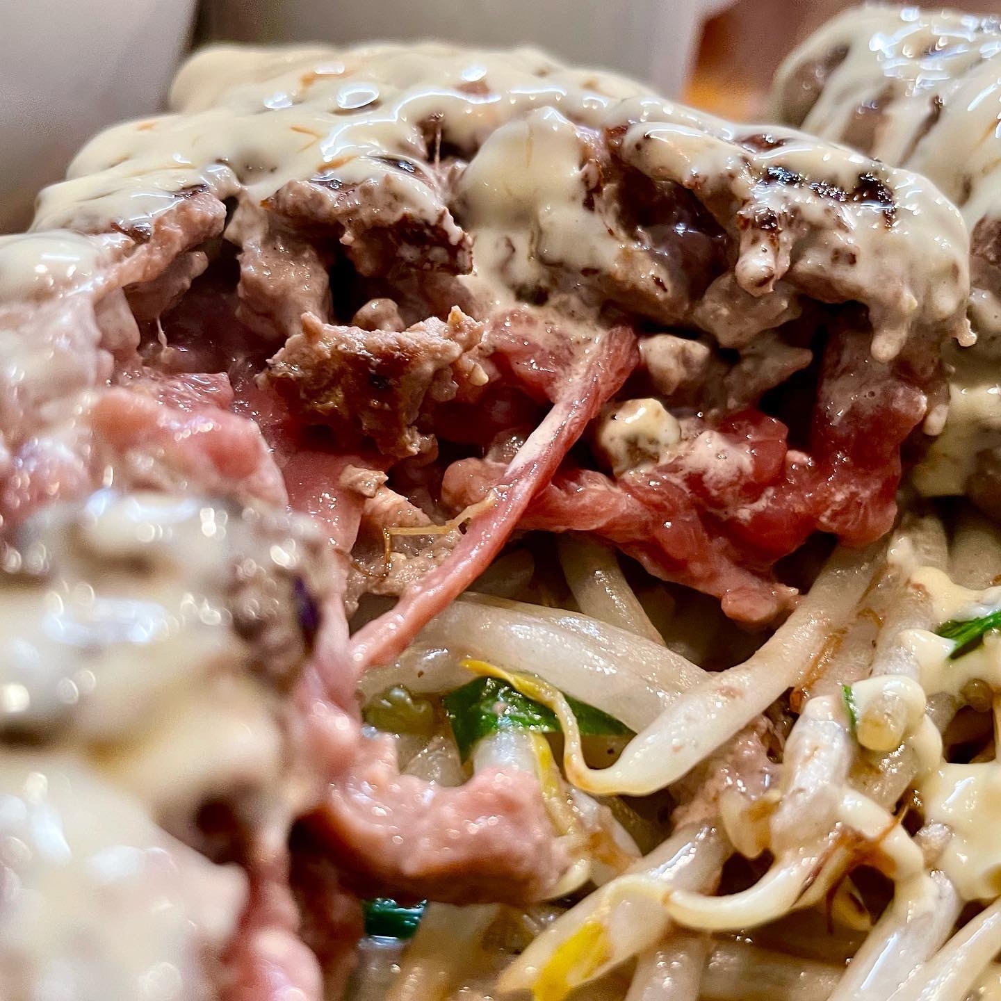 ひき肉でない肉塊の食感をお楽しみ下さい