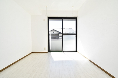 漆喰を施工することによって、部屋干ししても嫌なニオイがつきにくくなります。（他室転用）