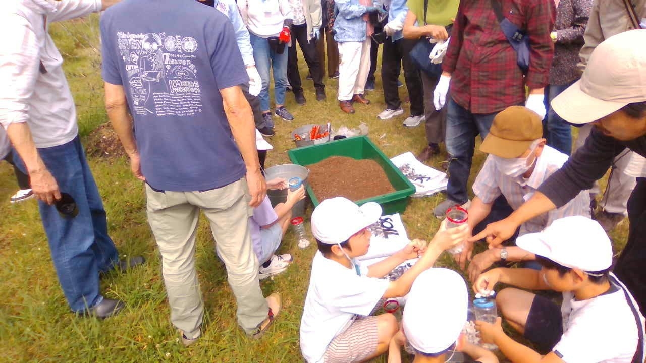 地域の方と挿し木体験。