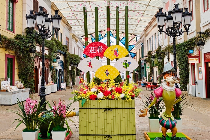 テーマパークの華やかな門松