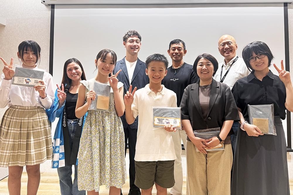 スピーチコンテスト決勝戦のファイナリストとQQEnglish公式アンバサダー国山ハセンさんと代表藤岡頼光との集合写真