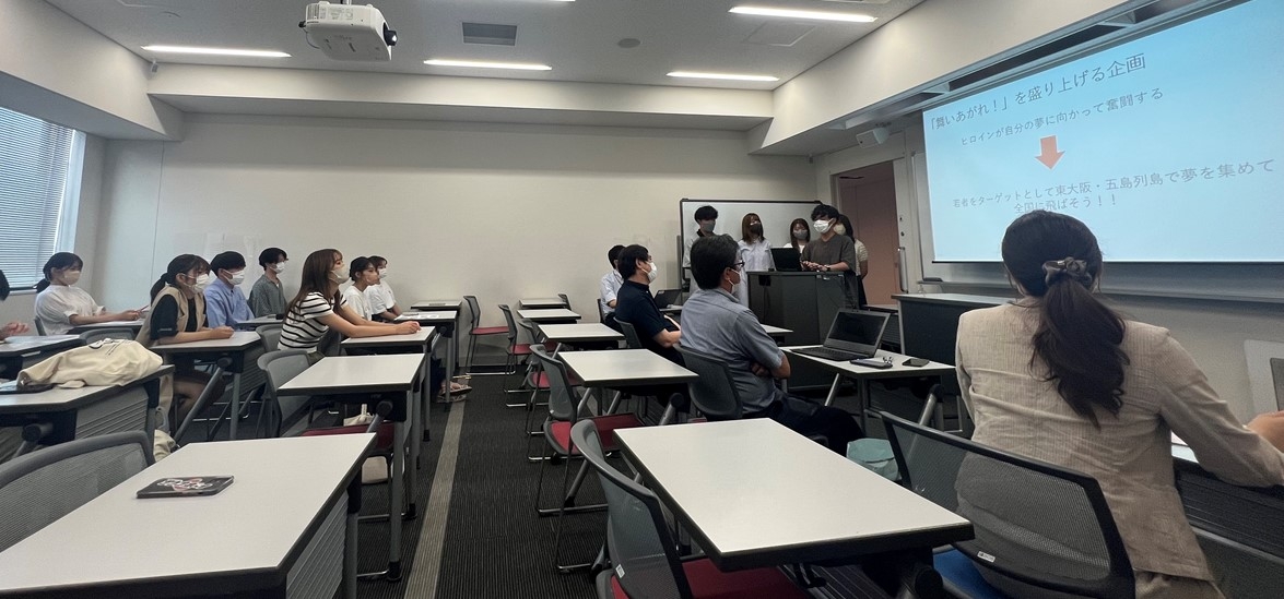 学生が「舞いあがれ!」PRイベント企画をプレゼンテーションする様子