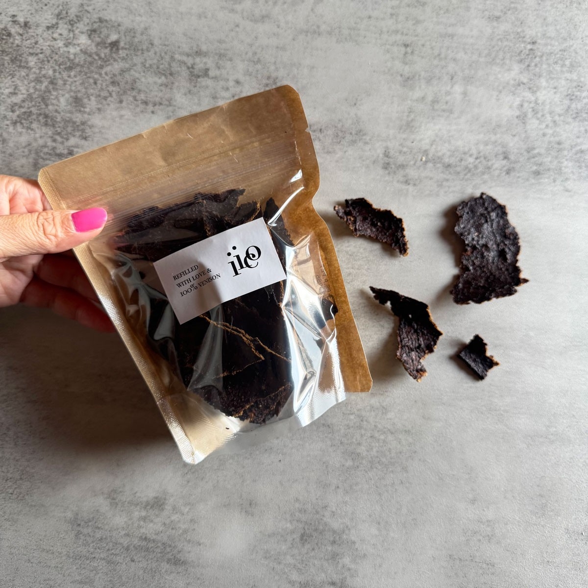 北海道産の鹿肉100%、片手で割れるやさしい仕上がりの無添加ジャーキー。