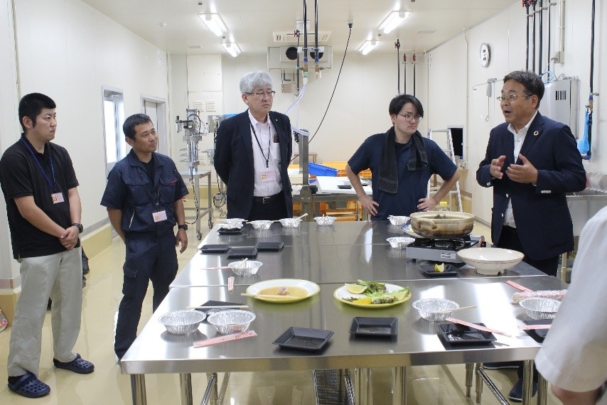 試食後、職員に講評する山本准教授(右端)