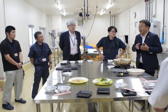 試食後、職員に講評する山本准教授(右端)