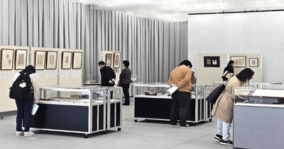 令和7年（2025年）第30回近畿大学中央図書館貴重書展の様子