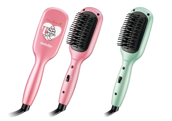 ブラッシングだけで簡単ツヤ髪ストレート 「ベビリス ホットアイロンブラシ ミニ」の新色が 2018年10月下旬発売。数量限定リサ・ラーソンモデルも 好評につき第二弾(コーラル)登場！