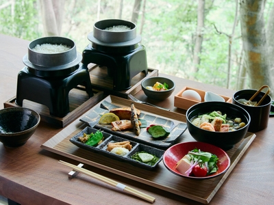 朝食は釜炊き2種の白米を食べ比べ