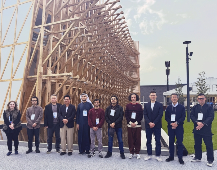 バーレーン万博会場前でのEDBとナツメアタリチーム。