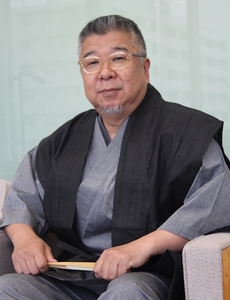 著者・畠山健二氏。シリーズ100万部に「ありがてえ！　やったぜ！　夢みてえだ！」」