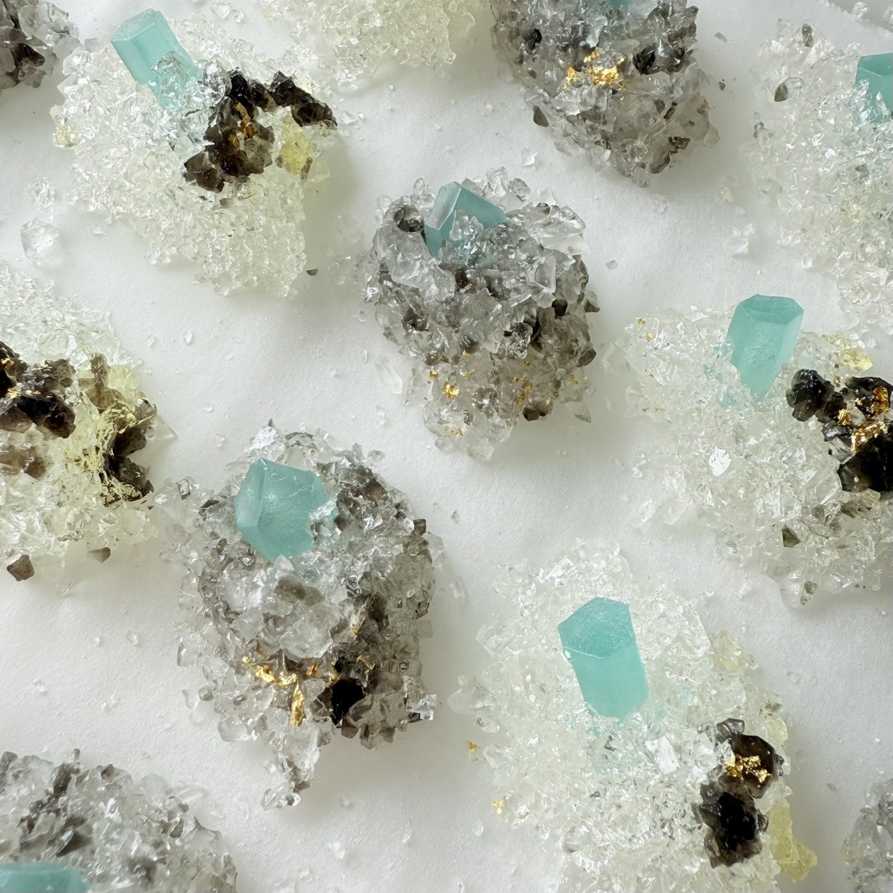 エメラルドの原石を表現