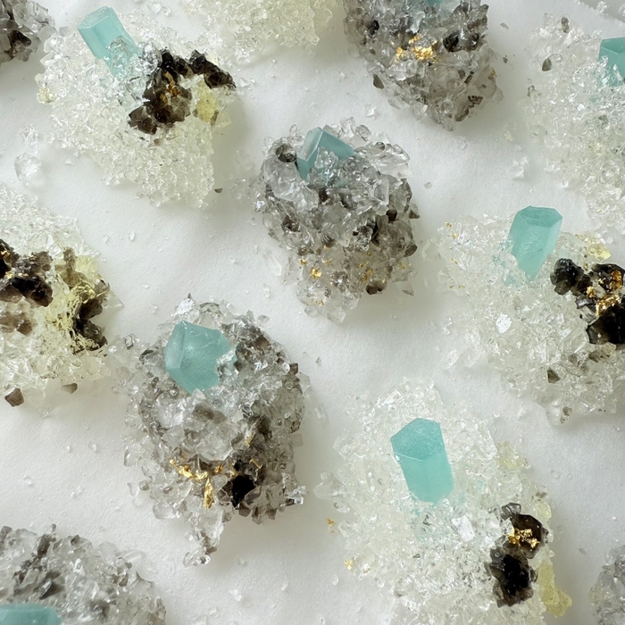 エメラルドの原石を表現