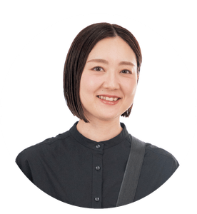 ヘアメイクアーティスト高比良綾さん。百貨店のBAを経て、ブライダルメイクを中心にモデル撮影、広告物の撮影現場のヘアメイクなどで活躍中。