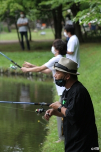 2021水曜どうでしょうエアキャラバン　釣り対決をする藤村忠寿ディレクター(C)HTB