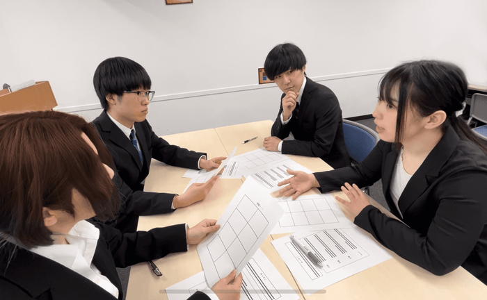 集めた情報を整理しながら議論する参加者のイメージ_体験型研修サービス「ミズカラ」ハラスメント研修