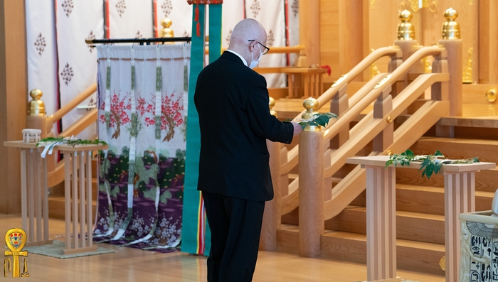 玉串奉奠を行うCMEモルゲンランド代表の野澤汎雄