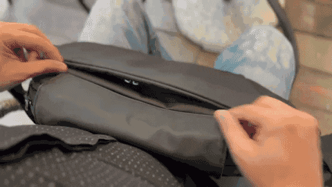 ファスナー式ポケットになっており、拡張して薄手のジャケットや水筒、傘などを収納することができます