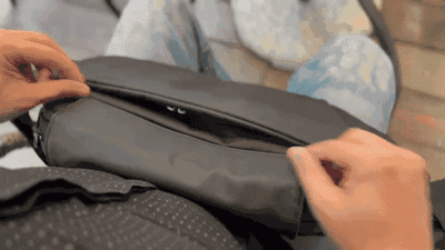 ファスナー式ポケットになっており、拡張して薄手のジャケットや水筒、傘などを収納することができます